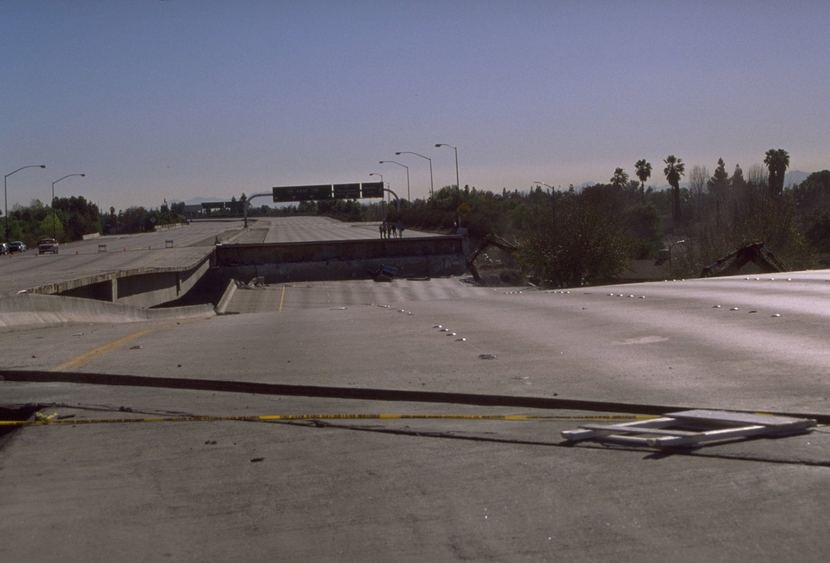 Collapsed freeway section after the 1994 Northridge earthquake. Photo: USGS, public domain.
