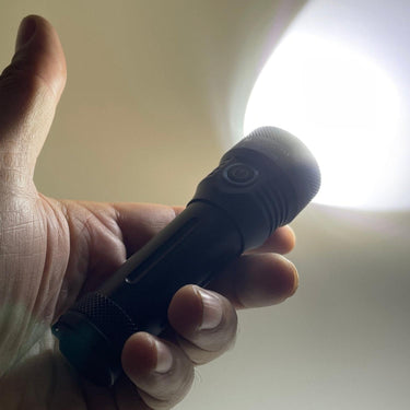 EZ - Throw 18650 / 21700 Flashlight w/build in charger