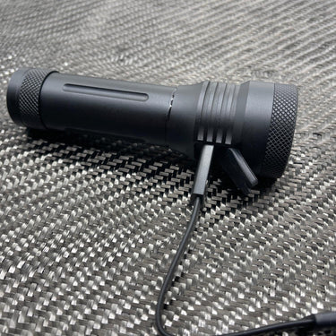 EZ - Throw 18650 / 21700 Flashlight w/build in charger