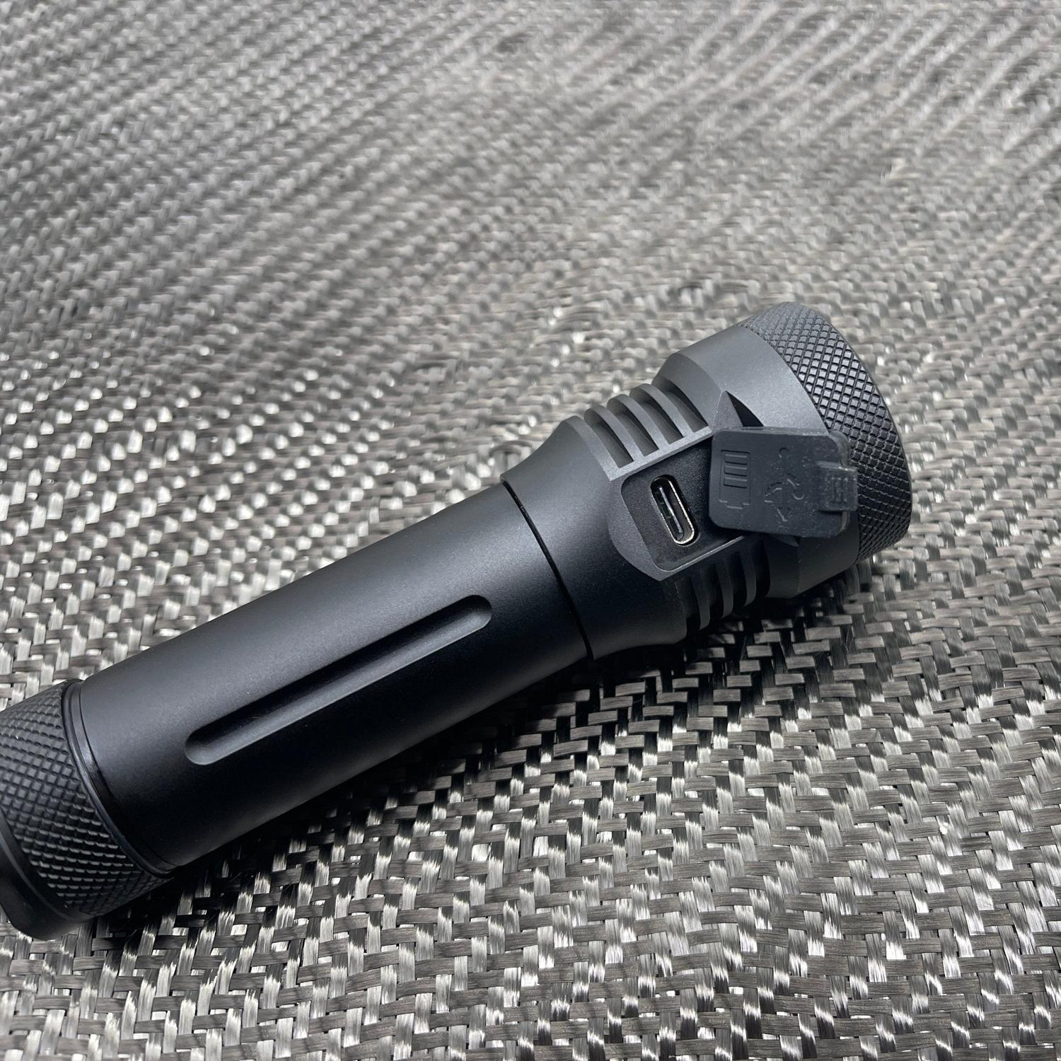 EZ - Throw 18650 / 21700 Flashlight w/build in charger
