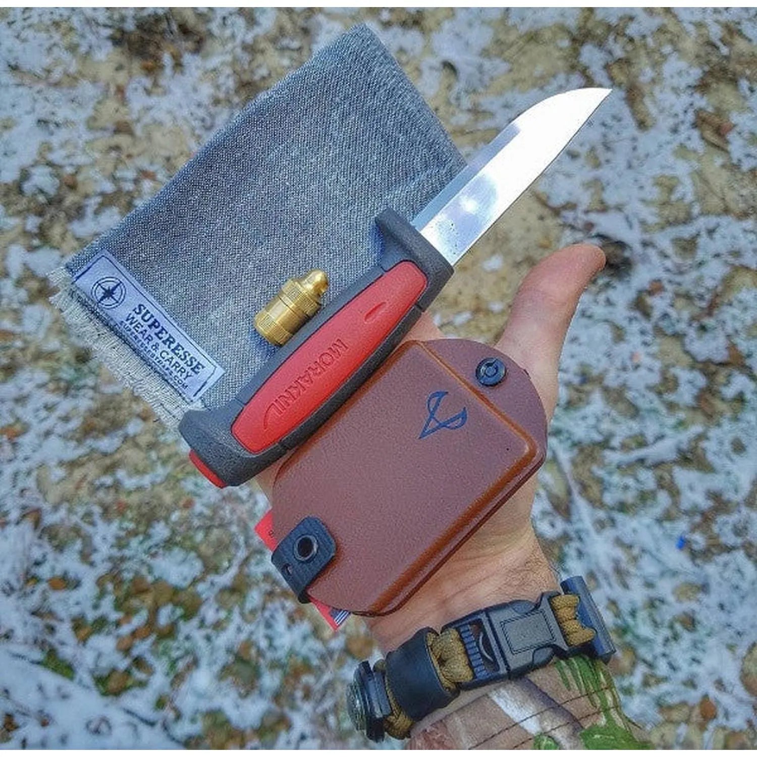 Saw Shemagh: Multi-Use with Built-In Survival Tools