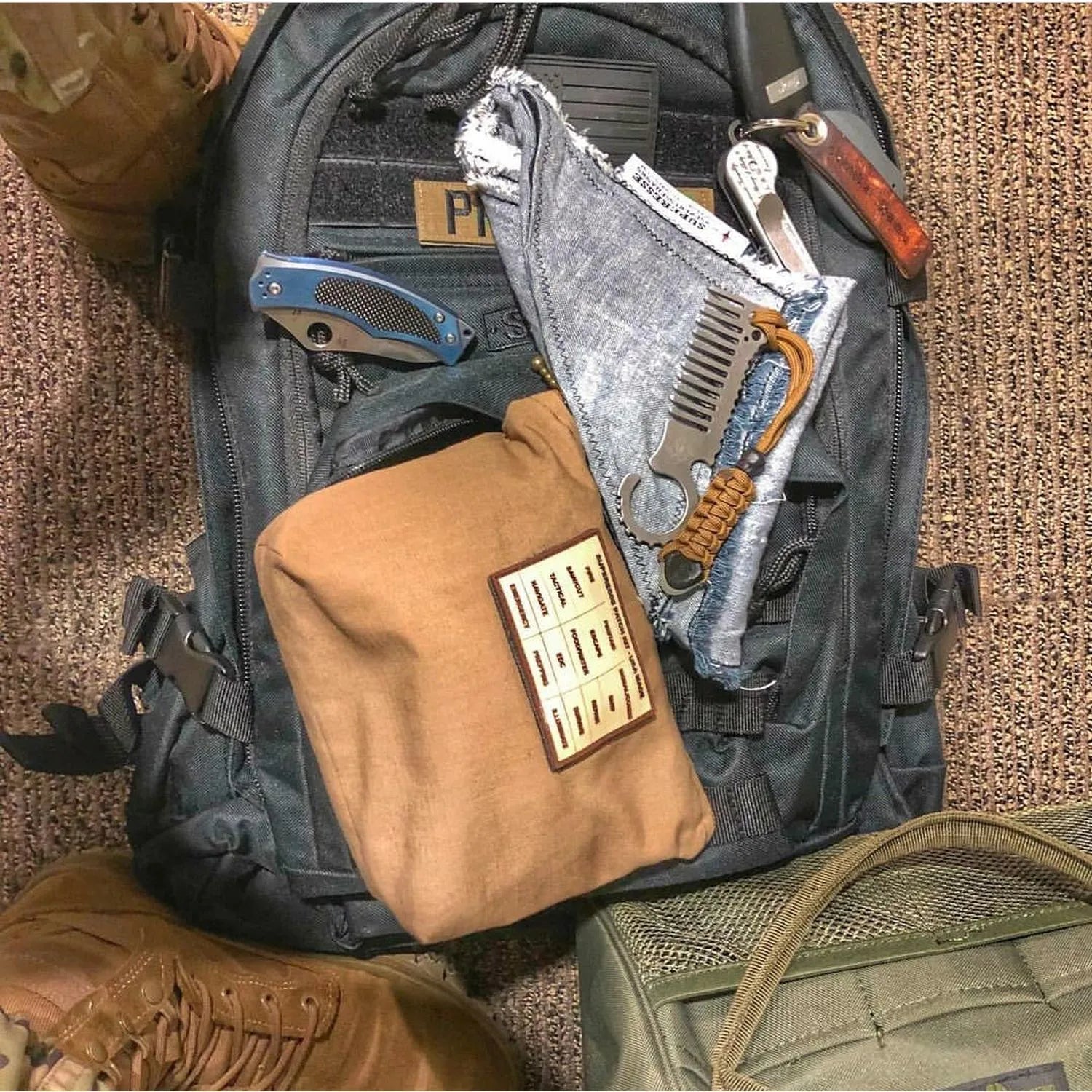 Saw Shemagh: Multi-Use with Built-In Survival Tools