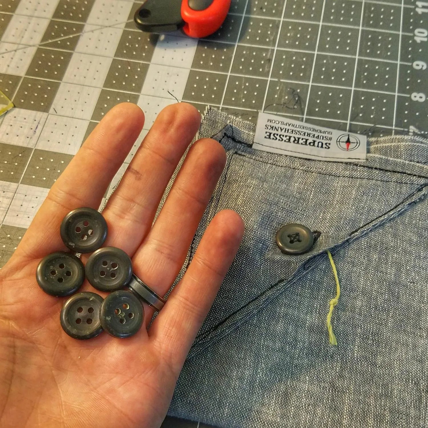 Saw Shemagh: Multi-Use with Built-In Survival Tools