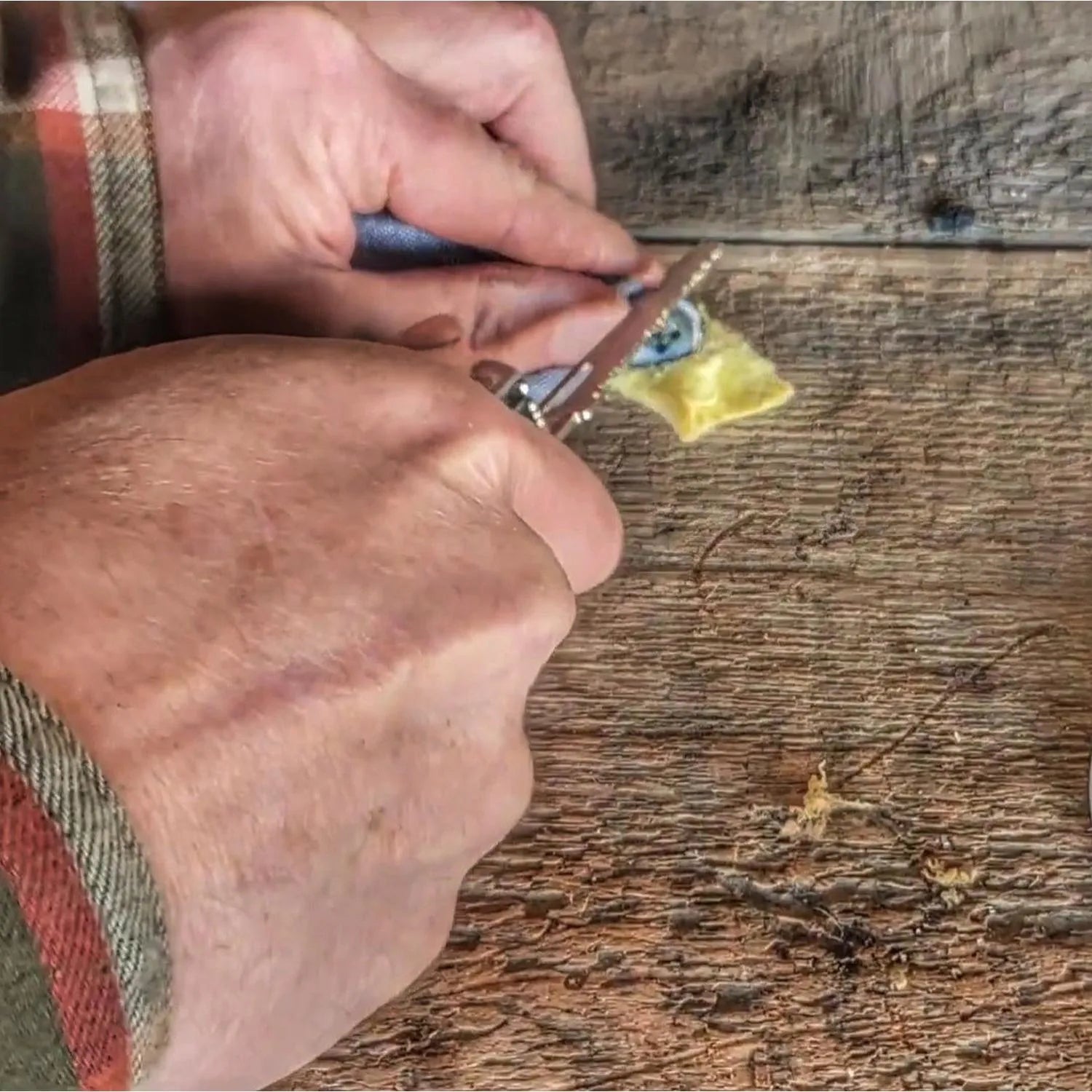 Saw Shemagh: Multi-Use with Built-In Survival Tools